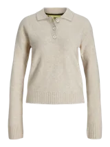 Sweater de punto color beige, con cuello polo y cierre frontal de tres botones, mangas largas con puños acanalados y diseño clásico.