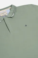 Polo verde claro de manga corta con logo bordado en el pecho y cuello con diseño de rayas. Corte regular.