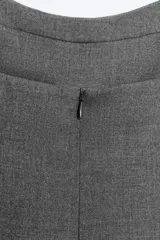 Vestido corto de corte ajustado con escote tipo bustier y tirantes finos. Presenta costuras verticales que definen la silueta y cierre posterior con cremallera oculta.