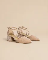 Zapatos de tacón bajo en tela color malva, con punta fina, taco ancho de 5 cm, escote en V y tiras cruzadas en diagonal con cierre de hebilla en el tobillo.