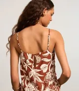 Blusa de bretel fino confeccionada en tejido viscolino con estampa floral estilo pañuelo.