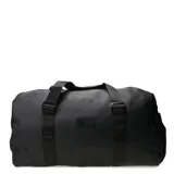 Bolso deportivo tipo duffel de color negro, con diseño minimalista y logo de la marca grabado en el frente. Cuenta con correas de mano resistentes y cierre principal.