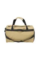 Bolso tipo Duffle color negro, confeccionado en PVC y poliéster, con doble asa de mano y bolsillos laterales.