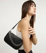 Bolso pequeño estructurado tipo baguette, color negro, con cierre de cremallera. Incluye una correa de mano corta con cadena metálica plateada y una correa bandolera ajustable y desmontable.