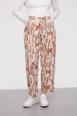 Pantalón de algodón de tiro medio, corte recto y largo, con estampado paisley en tonos verde militar y beige/blanco.