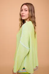 Buzo tejido de algodón con silueta holgada, mangas anchas y cuello bote. Presenta un diseño reversible con efecto vanizado a contratono.
