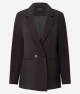 Blazer de sastrería en color negro, de corte alargado y estructura recta. Presenta solapas clásicas, cierre frontal con dos botones, hombros estructurados y mangas largas con detalle de botones en los puños. Incluye bolsillos decorativos y forro interno.