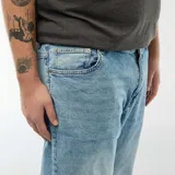 Pantalón de jean con corte regular y diseño de cinco bolsillos, en tono azul claro con efecto lavado.