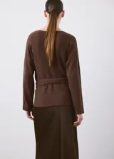Chaleco marrón de punto de algodón, de diseño recto con cuello en V, manga larga y cinturón ajustable para anudar en la cintura.