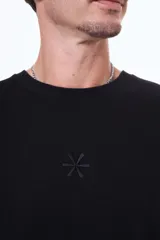 Buzo de felpa color rosado con cuello redondo, mangas largas y logo bordado en el pecho.