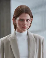 Aros de diseño minimalista con forma de argolla pequeña, realizados artesanalmente en bronce y alpaca con pernos de plata 925.