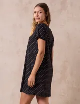 Camisón corto color blanco con estampado de manchas grises, escote redondo con detalle plisado y mangas cortas.