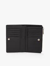Billetera bifold de Tommy Hilfiger en color negro, confeccionada en poliuretano con acabado texturizado. Presenta un cierre principal con cremallera y una solapa frontal con un detalle metálico distintivo de la marca con el logo TH.