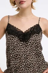 Musculosa de satén con estampado animal print, escote en V con detalle de encaje negro y tirantes finos.