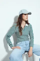 Remera de manga larga a rayas verticales verdes y blancas, con cuello polo y cierre frontal de botones. Presenta un diseño ajustado al cuerpo.