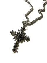 Collar con cadena de eslabones plateada y dije de cruz con diseño de rosa en el centro y hojas alrededor.