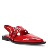 Zapatos tipo slingback de charol color rojo, con puntera en pico y suela plana de goma negra. Presentan dos tiras decorativas sobre el empeine con hebillas metálicas y ojales.