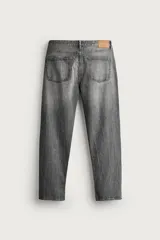 Jeans regular fit de mezclilla negra con efecto lavado, corte recto y tiro medio. Cuenta con diseño de cinco bolsillos y cierre frontal con cremallera y botón.