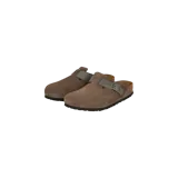Mules Birkenstock modelo Boston en color taupe, confeccionadas en gamuza con suela anatómica de corcho y látex, y tira ajustable con hebilla metálica.