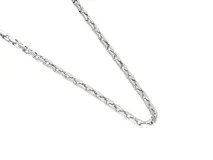 Cadena de eslabones rectangulares pulidos, fabricada en acero inoxidable con acabado plateado brillante.