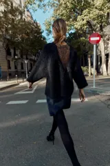 Jersey de punto con textura cepillada, cuello barco y mangas largas. Presenta un diseño combinado con un panel de encaje en la parte superior de la espalda.