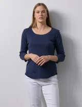 Remera de algodón azul marino, con cuello redondo y mangas 3/4.