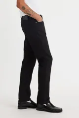 Pantalón de jean corte slim fit, color negro, con cierre de botones y cinco bolsillos clásicos.