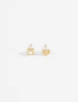 Set de caravanas tipo pin de acero quirúrgico hipoalergénico, con diseños tiernos y modernos.