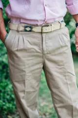 Bombacha de campo de corte tradicional, confeccionada en acrocel de algodón color beige, con detalles en tela a contratono en los laterales, puños y pretina. Cuenta con bolsillos laterales y cierre frontal con botón.