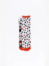 Pack de dos pares de medias blancas con puño rojo. Un par tiene estampado de manchas negras y corazones rojos, el otro par tiene estampado de manchas negras y un dibujo de Cruella de Vil.