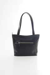Cartera tipo tote de cuero vacuno negro con doble asa de hombro, panel superior liso y bolsillo exterior frontal con textura símil cocodrilo y costuras visibles en contraste.