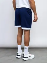 Short deportivo Umbro azul marino con cintura elástica y ribete blanco en el ruedo.