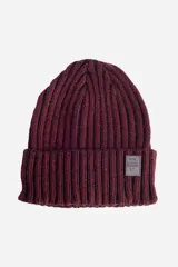 Gorro de invierno tejido color bordó con logo de goma.