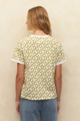 Remera de manga corta color beige con estampado abstracto en negro y dobladillo en las mangas.