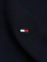 Remera azul marino de algodón con cuello redondo y logo de Tommy Hilfiger bordado en el pecho.