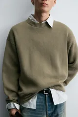 Jersey de corte relajado confeccionado en tejido de algodón. Presenta cuello redondo, manga larga y acabados en rib en puños, cuello y bajo.