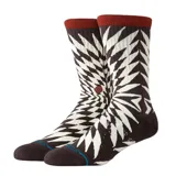 Medias de caña alta Stance modelo Frackle Crew, de color marrón con diseño gráfico geométrico en blanco y detalles en rojo en el elástico superior.