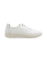 Sneakers de cuero blanco con detalles dorados en el talón, cordones planos y suela anatómica de goma color beige.