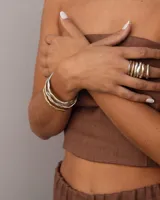 Anillo de diseño artesanal con textura orgánica e irregular, disponible en bronce, alpaca o plata 925. Se vende por unidad y es ideal para combinar con otros anillos.