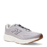 Championes deportivos New Balance modelo Ctlyst, color gris con entresuela blanca y suela de goma color caramelo. Presentan diseño de malla transpirable con refuerzos sintéticos y el logo N característico en el lateral.