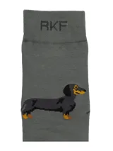 Medias de caña media color gris con estampado de perro salchicha, talón en color negro y logo de la marca en la parte superior.