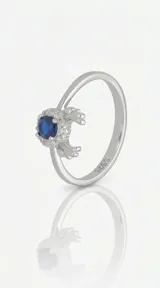 Anillo de plata 925 con diseño de reno, presenta una circonia central en color azul zafiro rodeada por pequeñas circonias blancas.