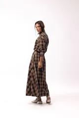 Falda larga de corte evasé con estampado de cuadros en tonos tierra, presenta cintura definida y bolsillos laterales.