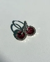 Par de aros de resina azul con borde de strass y arito de acero quirúrgico.