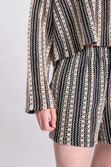 Short negro tejido al crochet con cintura elastizada.