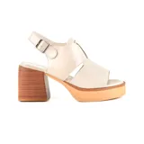 Sandalia de cuero sintético negra con plataforma y taco cuadrado de madera.