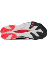 Championes de running Under Armour Halo Racer, con diseño de entresuela de balancín y amortiguación HOVR+ para mayor retorno de energía. Presentan una parte superior de malla transpirable en color negro y rojo vibrante, con detalles en gris y blanco.