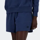 Short deportivo New Balance Athletics de felpa francesa, color azul marino, con cintura elástica y cordón ajustable. Presenta bolsillos laterales con cierre y un bolsillo trasero de parche.