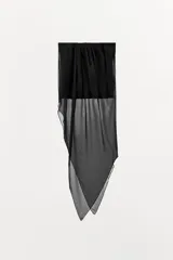 Top strapless negro con diseño asimétrico, confeccionado con una capa superior de tela opaca y una capa inferior de tejido semitransparente con caída irregular.