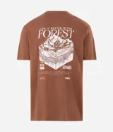 Remera de algodón color marrón con cuello redondo y mangas cortas. Presenta una estampa gráfica en la espalda con un diseño de paisaje montañoso y tipografía en color blanco.